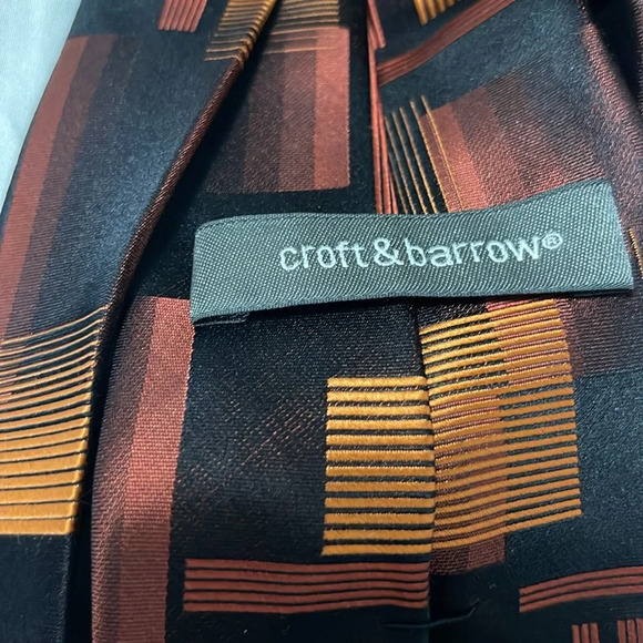 Croft & Barrow 100% Silk tie is excellent condition. Approx. 57” Long. - Picture 4 of 4